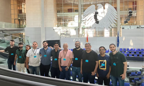 IAGE nas dependências do Reichstag, onde se localiza-se o Bundestag (Parlamento) em julho de 2023.